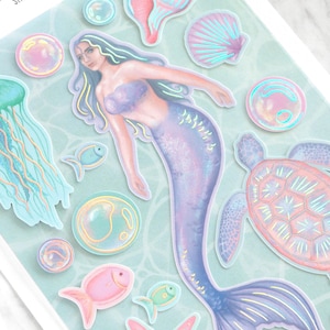 Feuille d'autocollants Mermaid Cove avec détails holographiques | Carnets autocollants sur le thème sirène, tortue, étoile de mer, océan et mer