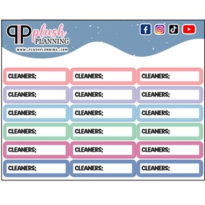 Könnte beinhalten: Eine druckbare Checkliste mit dem Text "Cleaners" 18 Mal in einem Rasterformat wiederholt. Die Checkliste befindet sich auf einem blauen Hintergrund mit einer weißen Wellenlinie oben. Der Text "Plush Planning" befindet sich in der oberen linken Ecke der Checkliste. Social-Media-Symbole für Facebook, Instagram, TikTok und YouTube befinden sich in der oberen rechten Ecke der Checkliste.