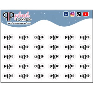 Può includere: Foglio di adesivi bianchi con la parola "coffee" scritta in nero con un carattere scritto a mano. Gli adesivi sono ripetuti più volte. La parte superiore del foglio presenta il logo "Plush Planning" e le icone dei social media.