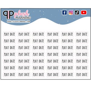 Könnte beinhalten: Rechteckige weiße Aufkleber mit dem Text "PLAY DATE" in schwarzer Schrift. Das Bild zeigt das Plush Planning-Logo und Social-Media-Symbole oben. Für die Planung.