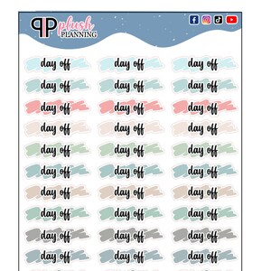 Puede incluir: Hoja de pegatinas para planificador con el texto "day off" en varios colores pastel, incluyendo azul, rosa, verde y gris. Las pegatinas tienen un diseño de pincelada. La marca "Plush Planning" está en la parte superior.