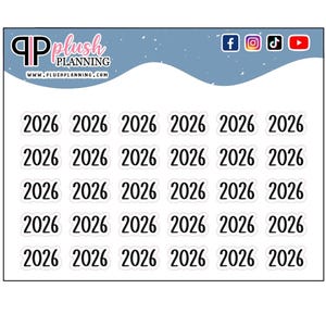 Può includere: Foglio di adesivi per planner con l'anno 2026 stampato in nero su sfondo bianco. Gli adesivi sono disposti in righe e colonne. La parte superiore del foglio presenta il logo Plush Planning e le icone dei social media.