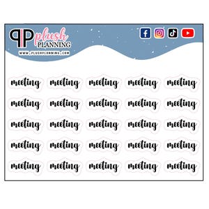 Op de afbeelding: Een vel plannerstickers met het woord "meeting" in een zwart scriptlettertype. De stickers hebben een witte achtergrond met een geschulpte rand. De bovenkant van het vel toont het Plush Planning-logo en social media-pictogrammen.