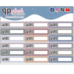 Puede incluir: Una página de planificador imprimible con un fondo azul y copos de nieve blancos. La página está dividida en tres columnas, cada una con la palabra "TRABAJO" en la parte superior. Hay siete filas de casillas, cada una de un color diferente.