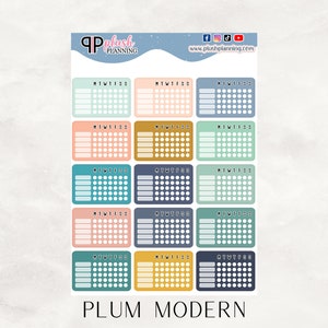 Może przedstawiać: Arkusz z 15 kolorowych naklejek na kalendarz miesięczny z tekstem "MTWTFSS" i "PLUM MODERN".