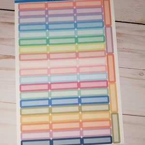Op de afbeelding: Een vel met kleurrijke rechthoekige stickers met afgeronde hoeken. De stickers zijn in verschillende pastelkleuren, waaronder roze, blauw, groen, geel en oranje. De stickers zijn gelabeld met "MIX COLORS" en "PP-58".