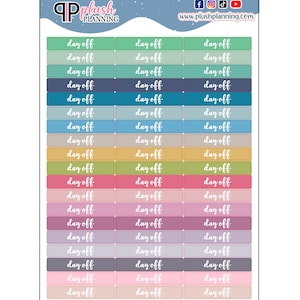 Pode incluir: Uma folha de autocolantes para planeador com o texto "day off" repetido. Os autocolantes retangulares são de várias cores, incluindo verde, azul, rosa e roxo. A parte superior da folha tem o logótipo Plush Planning e ícones de redes sociais.