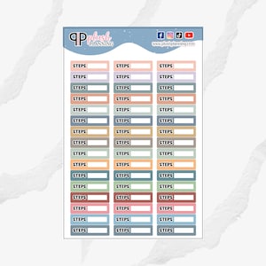 Peut inclure: Une feuille d'autocollants de planificateur imprimables avec un schéma de couleurs pastel. Les autocollants sont rectangulaires et portent le mot "STEPS" imprimé dessus. Il y a 3 colonnes d'autocollants avec 15 autocollants dans chaque colonne.