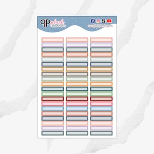 Może przedstawiać: Arkusz kolorowych naklejek do planera z prostokątnymi polami. Naklejki są w różnych odcieniach niebieskiego, zielonego, czerwonego, pomarańczowego, brązowego i fioletowego. Naklejki są ułożone w rzędach i kolumnach. Tekst "QP plush PLANNING" znajduje się na górze arkusza.