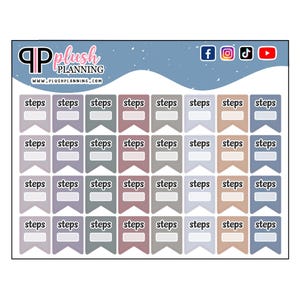 Op de afbeelding: Een vel met 36 planner stickers in een pastelkleurenschema. Elke sticker is een banner met het woord "steps" en een lege ruimte om te schrijven. De stickers zijn in tinten blauw, grijs, roze en beige.
