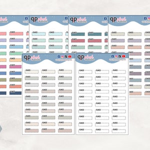 Puede incluir: Un conjunto de pegatinas de planificador imprimibles con varios colores y diseños. Las pegatinas son rectangulares y tienen un borde discontinuo. Los colores incluyen azul, verde, rosa, rojo, gris y beige. Las pegatinas están etiquetadas como "GAD" y "DA".