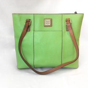 Bolso de hombro vintage Dooney & Bourke Lexington de piel granulada verde lima, un bolso Dooney único y excepcional.