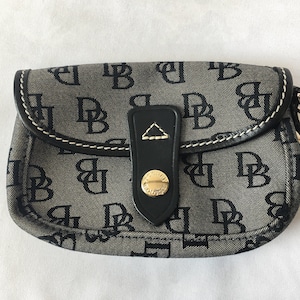 Monedero vintage Dooney & Bourke de lona negra y gris con monograma, años 90. Dooney & Bourke, años 90.