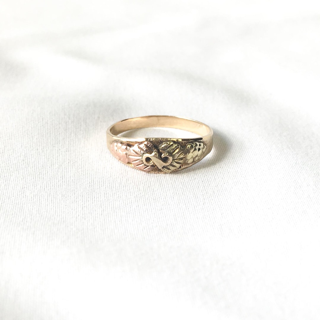 Vintage 10K Black Hills Gold Leaf Infinity Symbol Ring, Sz. 6.25