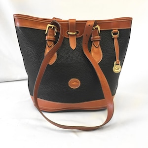 Bolso bandolera pequeño vintage Dooney & Bourke de piel granulada negra. Bolso de mano vintage Dooney & Bourke.