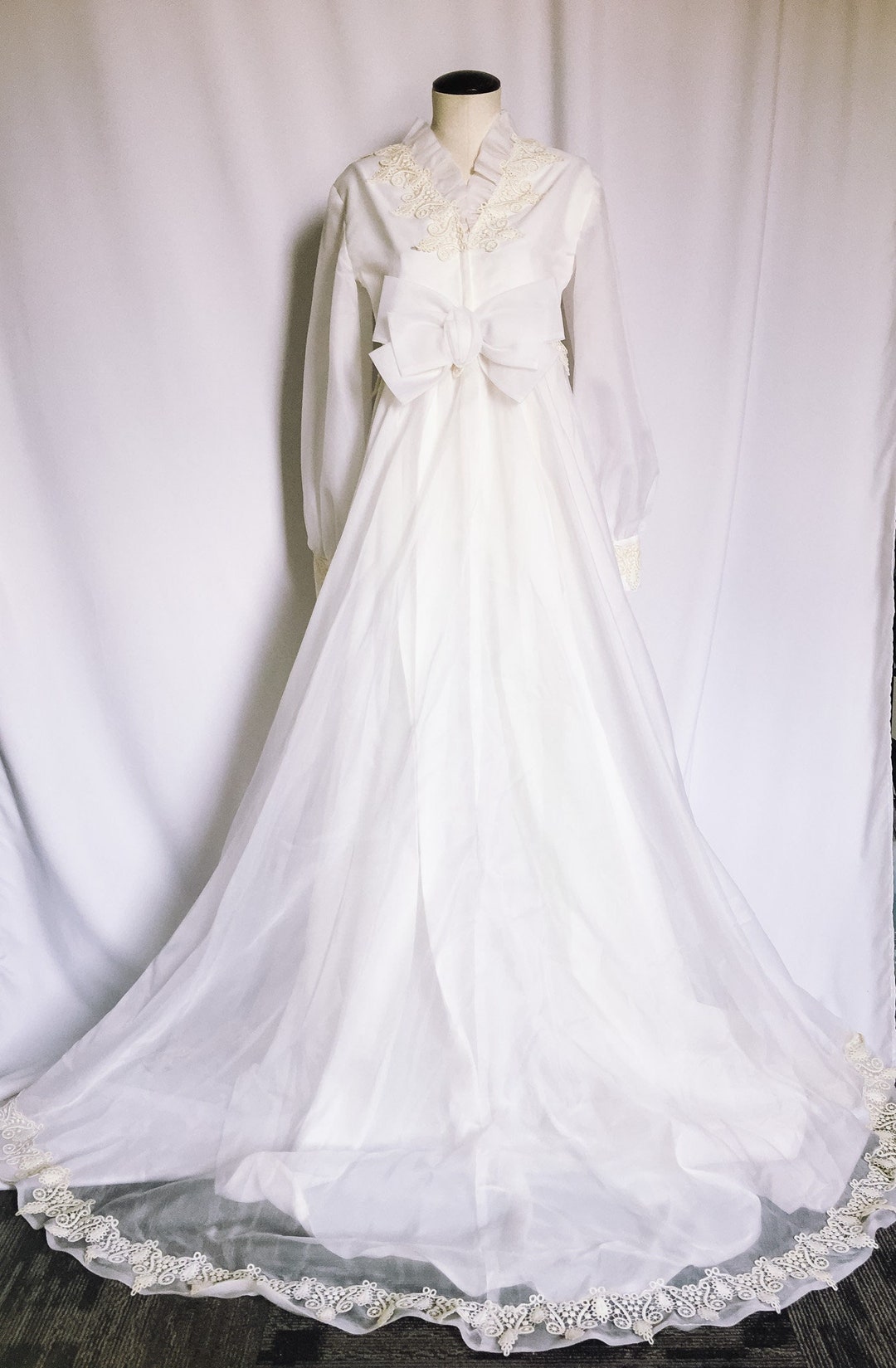 Timeless Elegance: The Vintage Collared Wedding Dress