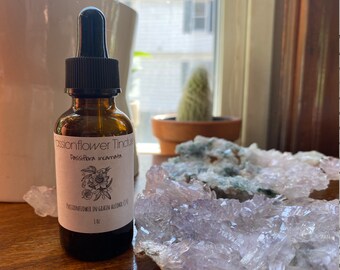 Peut inclure: Une bouteille en verre brun avec un compte-gouttes et une étiquette blanche qui indique "Passionflower Tincture Passiflora incarnata Passionflower in grain alcohol (45%) 1 oz."
