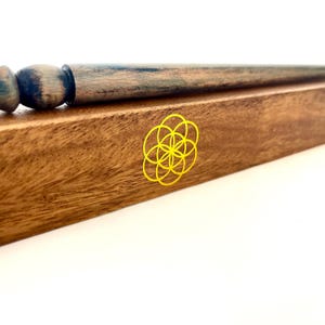 Puede incluir: Un letrero de madera r&uacute;stica con el texto "Welcome to our home" en letras blancas. El letrero presenta un acabado envejecido y un dise&ntilde;o sencillo y acogedor, perfecto para un porche o entrada.