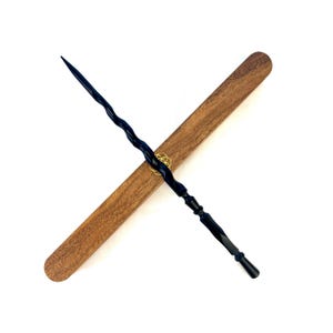 Witch and Wizard Wand in Real Wooden Display Box - Will O'Wisp's Wand Emporium - Certificate of Authenticity (The Diviner)