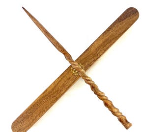 Witch and Wizard Wand in Real Wooden Display Box - Will O'Wisp's Wand Emporium - Certificate of Authenticity (The Artiste)