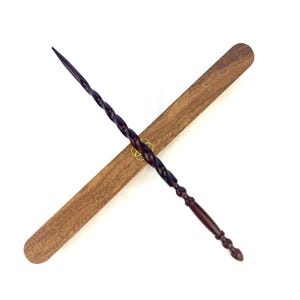 Witch and Wizard Wand in Real Wooden Display Box - Will O'Wisp's Wand Emporium - Certificate of Authenticity (The Spellbinder)