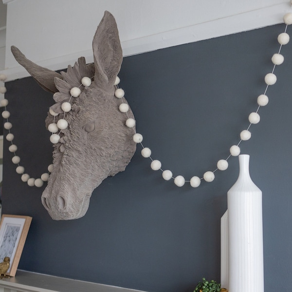 Guirlande de boules en feutre Pom Pom blanc | Bruant d’escalier à pompons ivoire | Décor de salon neutre contemporain | Guirlande de Noël d'hiver