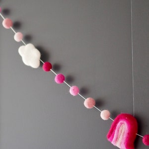 Guirnalda de arcoíris, nubes y bolas de fieltro / Banderines con pompones de arcoíris, rosas o azules / Decoración para dormitorio, sala de juegos, guardería / Regalo de cumpleaños para niños