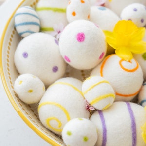 Huevos de Pascua de fieltro hechos a mano / Decoración de árbol de Pascua en colores pastel vibrantes / Exhibición de canastas de Pascua imagen 3