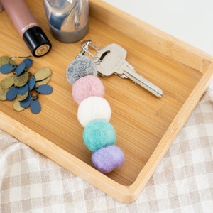 Helle Pastell Filzkugel Schlüsselanhänger | Pastellfarbener Regenbogen mehrfarbiger Schlüsselanhänger | Wunderschönes Geschenk oder Geschenk im Letterbox Stil