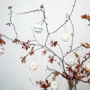 Huevos de Pascua de fieltro hechos a mano / Decoración de árbol de Pascua en colores pastel vibrantes / Exhibición de canastas de Pascua imagen 10