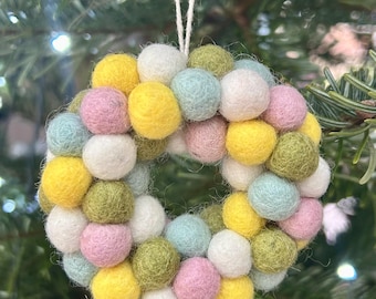 Mini corona de fieltro / Adorno de bola de Navidad en tonos pastel para árbol de Navidad / Bola de pompones de fieltro para colgar en Acción de Gracias