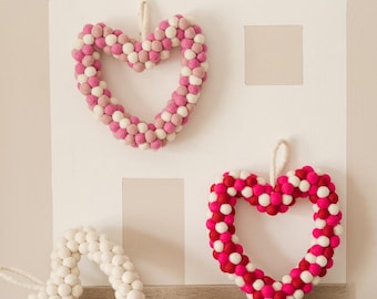 Filzkugel Liebe Herz |  Rosa/Rot/Weiße Pom Pom Dekoration | Wohnkultur | Dekor im Landhaus- und Cottage-Stil