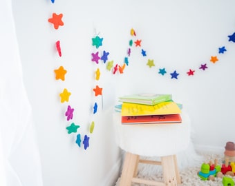Guirnalda de estrellas de fieltro arcoíris / Guirnalda de estrellas multicolor / Decoración para dormitorio, sala de juegos infantil o guardería / Guirnalda de estrellas con pompones