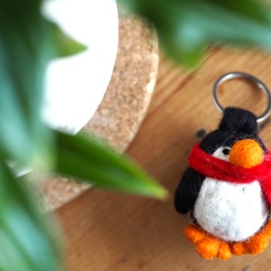 Filz Pinguin Schlüsselanhänger | Schwarzer Pinguin Schlüsselanhänger | Wunderschönes Geschenk oder Geschenk im Letterbox Stil