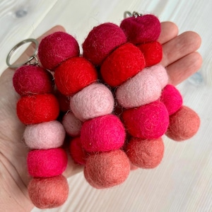 Llavero con bola de fieltro rosa y frutos rojos / llavero multicolor / hermoso obsequio o presente