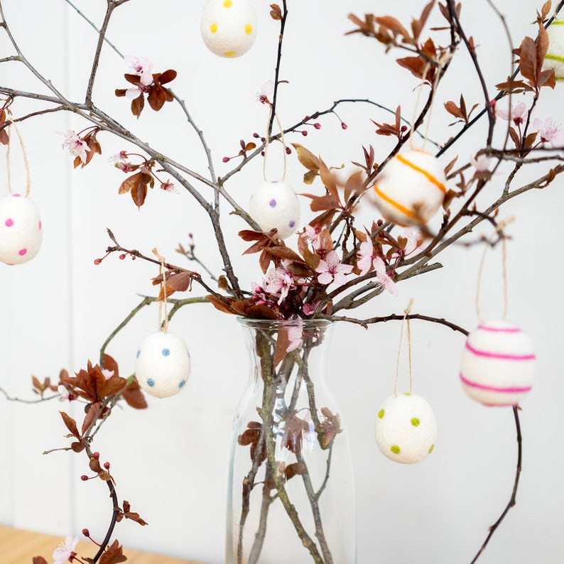 Huevos de Pascua de fieltro hechos a mano / Decoración de árbol de Pascua en colores pastel vibrantes / Exhibición de canastas de Pascua imagen 4