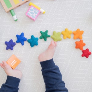 Rainbow Coloured Felt Star Garland / Guardería, Sala de juegos, Decoración de bunting del dormitorio / Multi Coloured Pom Pom Bunting