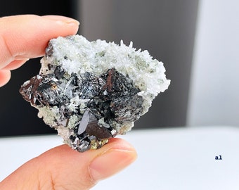 黄鉄鉱、閃亜鉛鉱、方鉛鉱を含む素晴らしいクォーツ、原石、天然鉱物