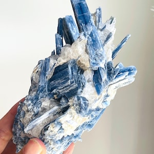 Blaues Kyanit-Muster, AAA-Blau-Kyanit mit Calcitkristall, natürliches rohes blaues Kyanit-Muster, blaue Kyanit-Klinge, Chakra