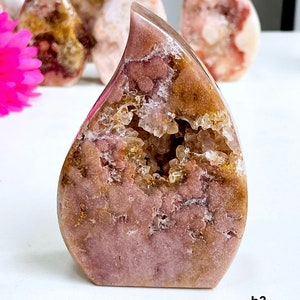 Fiamma di ametista rosa, forma libera lucidata, interno di pietre preziose, decorazione di cristallo, raro esemplare speciale, forma libera di ametista rosa, regalo di cristallo