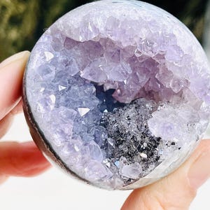 Druzy Amethyst-Sphäre: Ethisch bezogenes Kristallheildekor (55 mm, Brasilien)