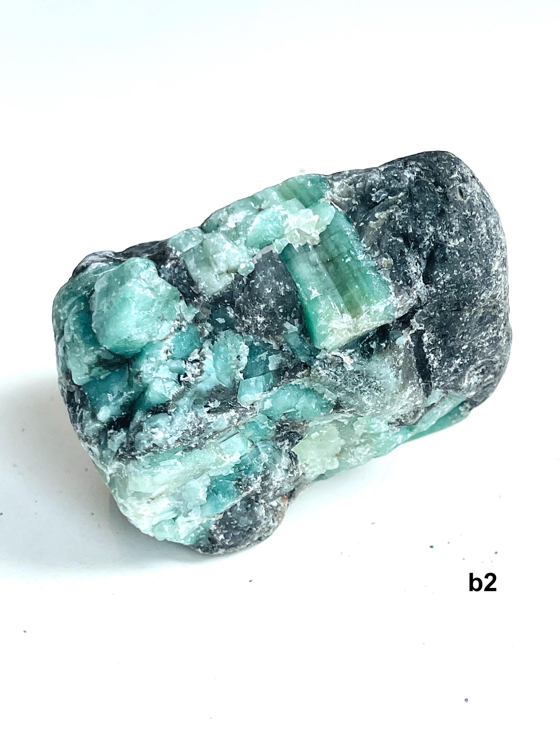 天然エメラルド標本：マトリックス内の原石エメラルド結晶、鉱物