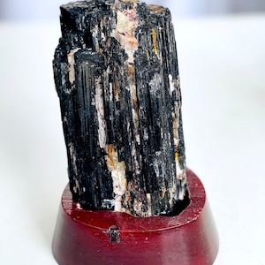 Incredibile tormalina nera grezza con mica, grande tormalina nera su base di legno, esemplare di minerale grezzo, pietra protettiva