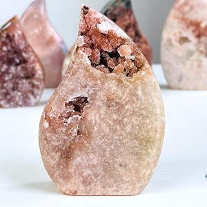 Fiamma di ametista rosa, forma libera lucidata, interno di pietre preziose, decorazione di cristallo, raro esemplare speciale, forma libera di ametista rosa, regalo di cristallo