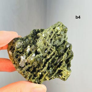 Epidote de forêt scintillante avec spécimen de quartz : cadeau minéral turc 13
