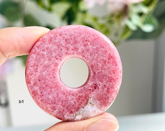 Pendentif donut en rhodochrosite rose rare, cercle de cristal naturel, bijoux en pierres précieuses, pierre de collection, cadeau énergie d'amour