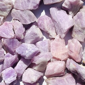 Pietra grezza di Kunzite, Kunzite grezza, Cristallo curativo naturale di Kunzite, Grande pezzo di Kunzite Regalo di cristallo per amanti, Cristalli d'amore
