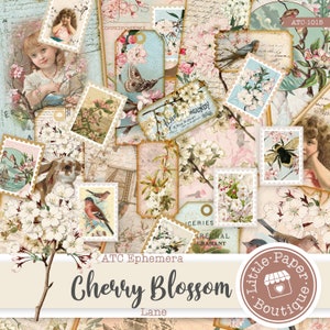Könnte beinhalten: Ein digitales Collage-Blatt mit Bildern von Kirschblüten, Schmetterlingen, Vögeln und anderen naturinspirierten Elementen. Das Blatt trägt den Titel "Cherry Blossom Lane" und ist Teil der ATC Ephemera-Kollektion. Das Blatt ist für die Verwendung im Scrapbooking, Kartenbasteln und anderen Papierbastelprojekten gedacht.