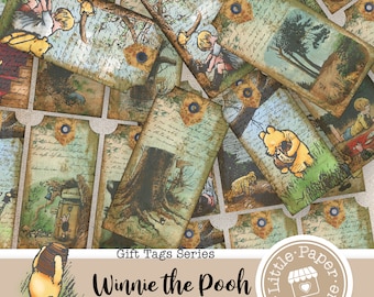 Può includere: Una collezione di etichette regalo in stile vintage con illustrazioni dei personaggi e delle scene di Winnie the Pooh. Le etichette hanno un aspetto invecchiato e usurato con scritte a mano e occhielli decorativi.