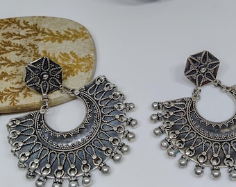 Pendientes colgantes de plata de ley oxidada hechos a mano, estilo tribal indio.